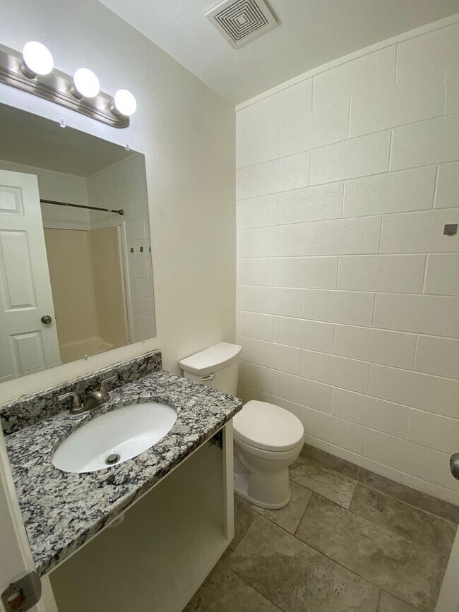 Building Photo - Huge studio w/ Granite countertops and onsite Laundry