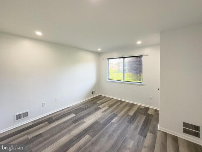 Building Photo - 303 Dove Ct