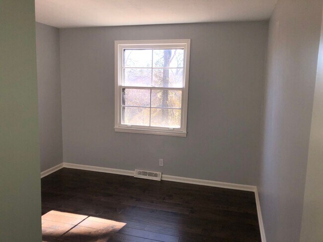 Building Photo - Charming single-level ranch home offers 4 bedrooms and 2 bathrooms in Brentwood