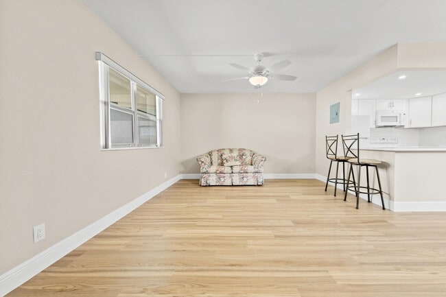 Building Photo - 723 Flanders Dr