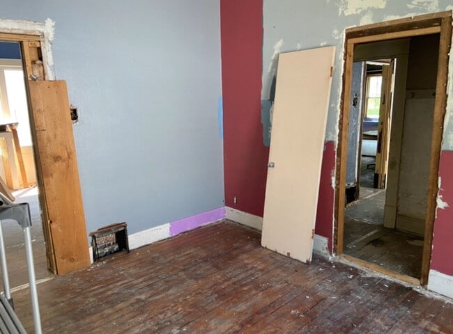 Building Photo - Investment Special! - $390 Month / $800 Down