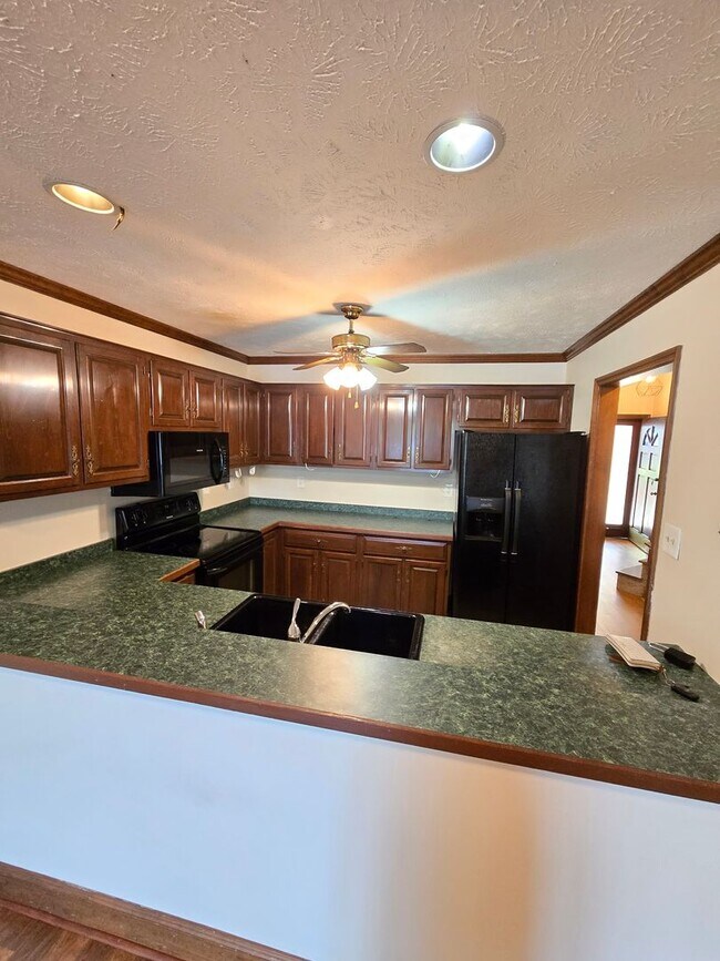 Building Photo - Spacious Townhouse for Rent!