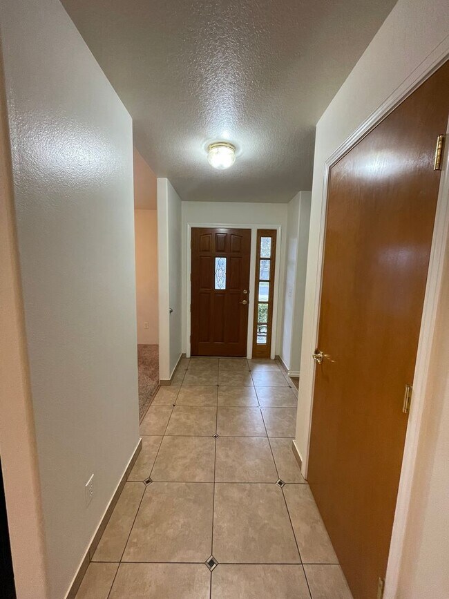 Building Photo - East Medford 3 Bedroom 2 Bathroom w/Large 2 car garage - Single Level