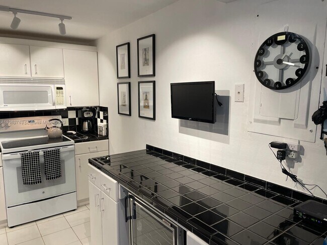 Building Photo - 10000 W Bay Harbor Dr