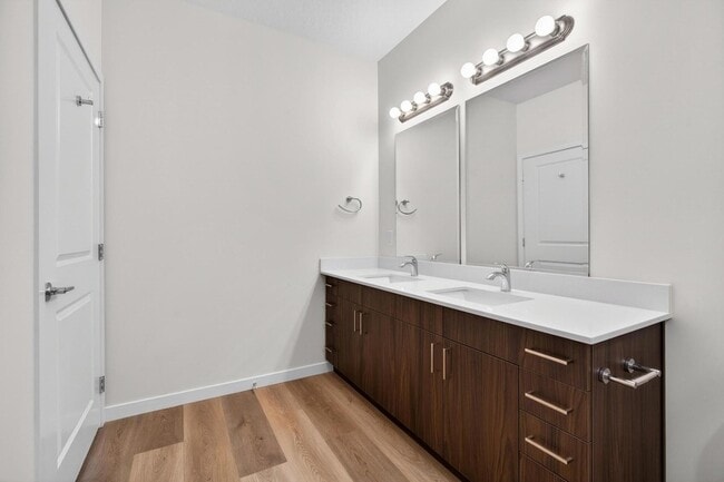 Building Photo - 983 W State St