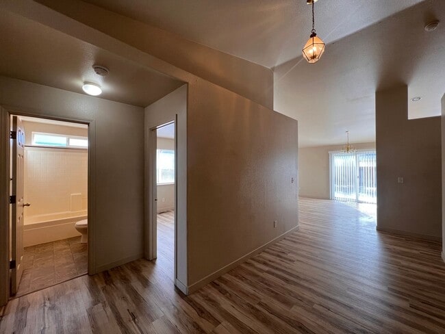 Building Photo - Cute 3 bedroom home Located in Donner Trails