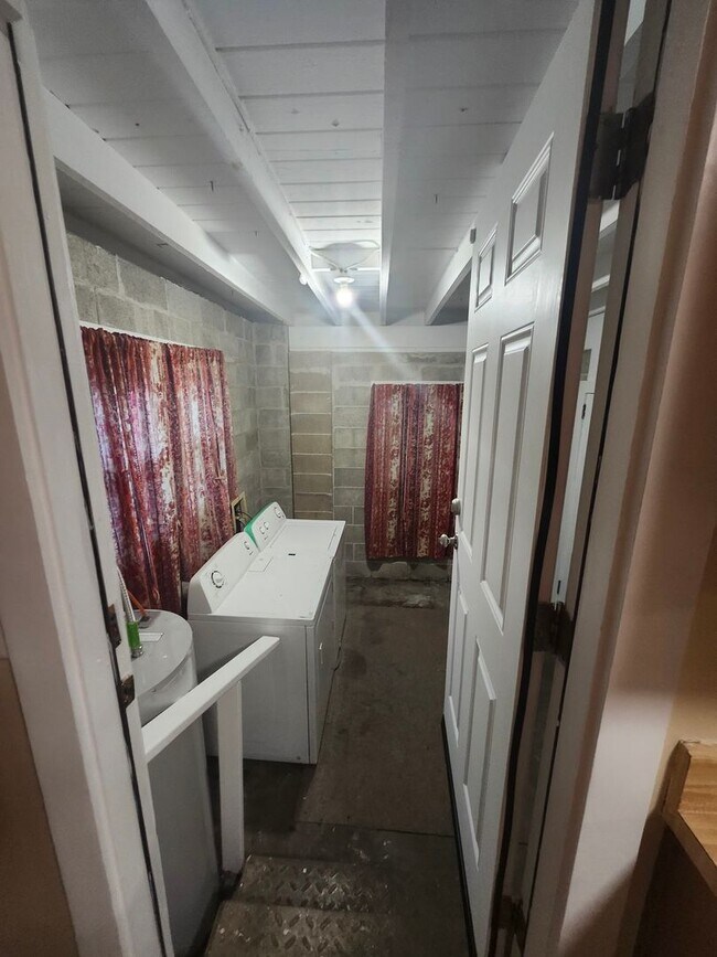 Building Photo - 301 Gaile Ave