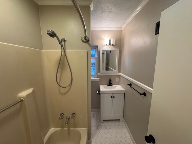 Building Photo - 1401 Montford Dr