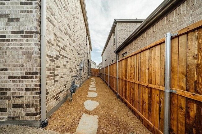 Building Photo - 7613 Regal Ln