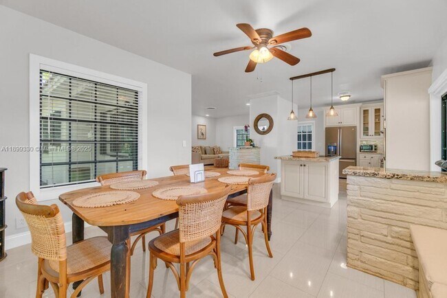 Building Photo - 364 Navarre Dr