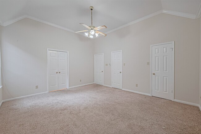 Building Photo - 1327 W Forest Dr