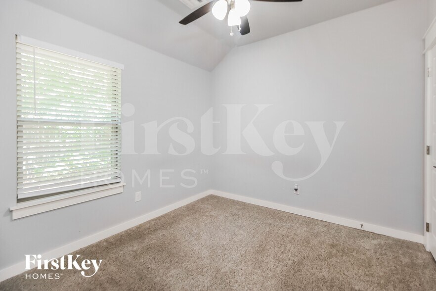 Building Photo - 1603 Village Dr
