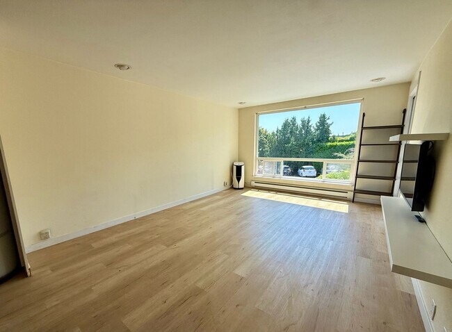Building Photo - Lake Washington waterfront living with lak...