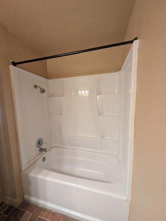 Building Photo - Great Charming 4 bedroom