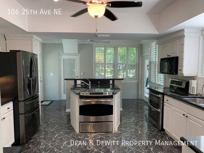 Building Photo - 106 25th Ave NE