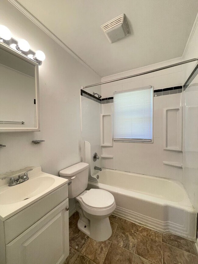 Building Photo - 5137