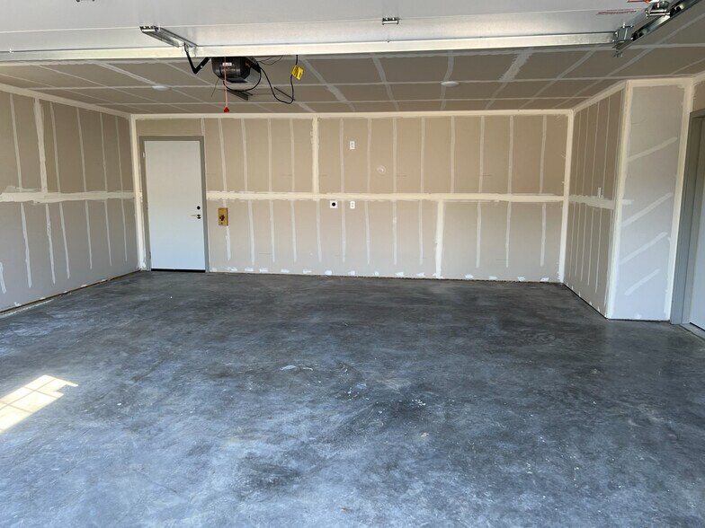 Building Photo - 1205 Salem Dr