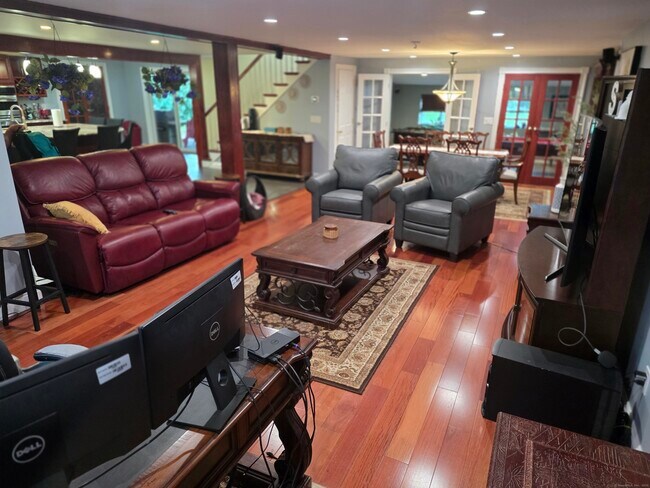 Building Photo - 913 Pleasant Valley Rd