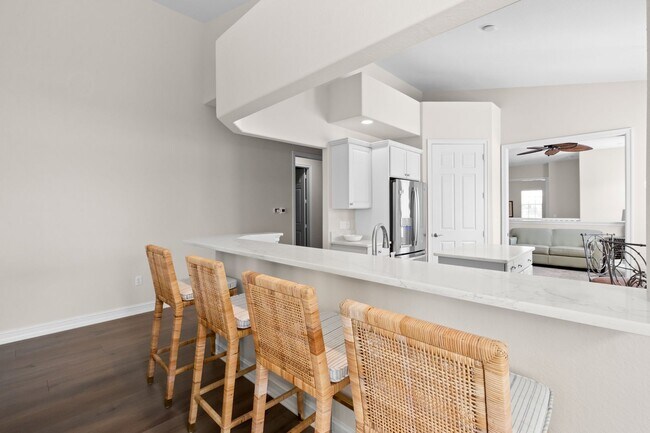 Building Photo - 3 Bed + Flex, 3 Bath 2,686 Sq Ft - Top Floor Coach Home