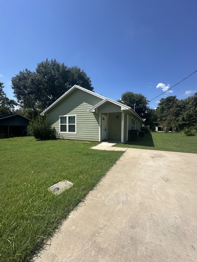 Primary Photo - 907 Petty St