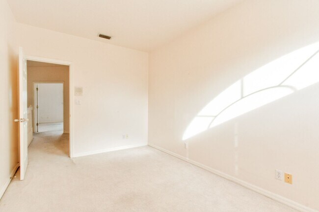 Building Photo - Beautiful Lake front home in West Kissimmee