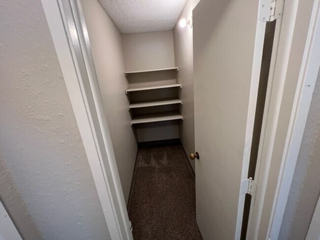 Building Photo - 2 Bedroom in Downtown Omaha