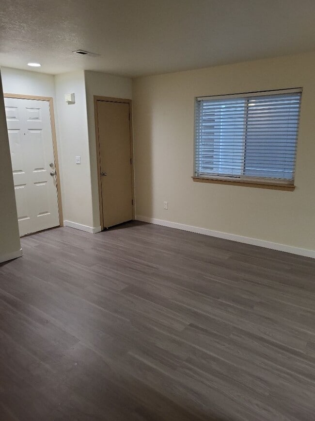 Building Photo - Camas Townhome with Beautiful Grey Laminate Flooring and Attached Garage