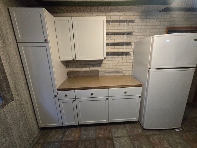 Building Photo - Country Farmhouse 6 miles from town, chicken coop, storage shed and run-in shed