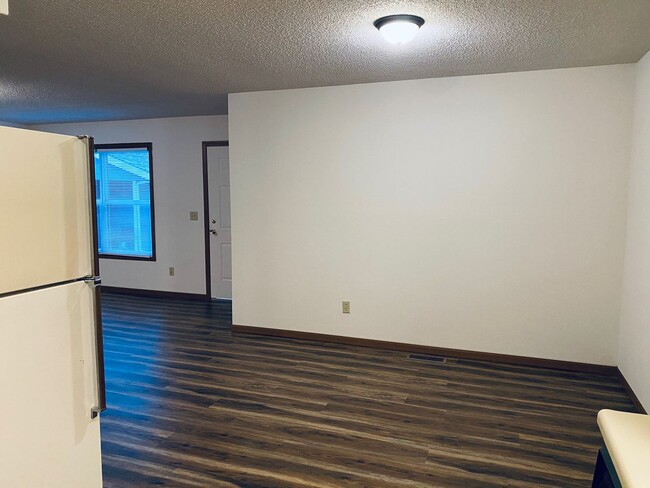 Building Photo - 2 Bed 2 Bath 1 Car Garage Flat Duplex- $30...