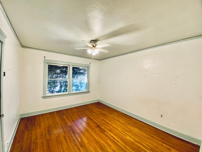 Building Photo - Beautiful 4 Bedroom Cottage in Kensington ...