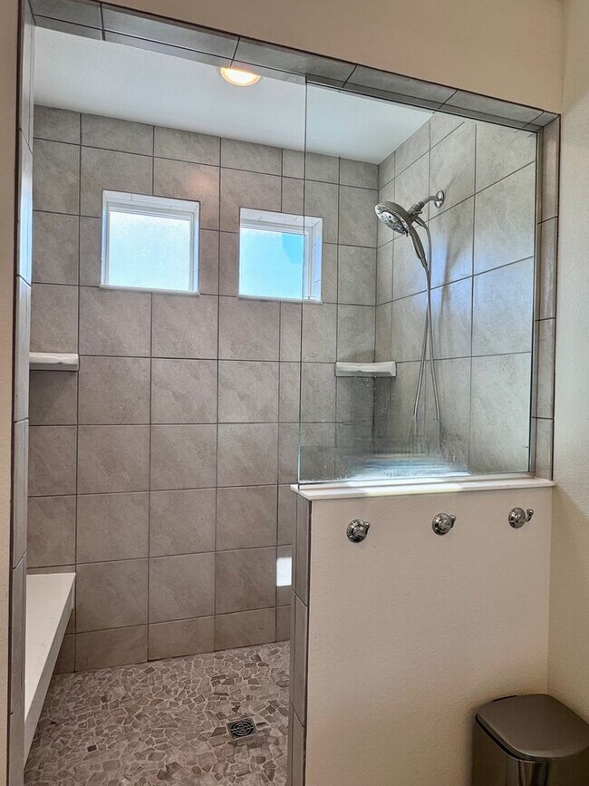 Building Photo - Beautifully Maintained 3 Bed/2.5 Bath Home...