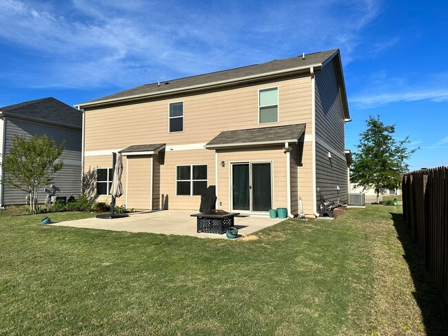Building Photo - 4 bedroom 2.5 bath