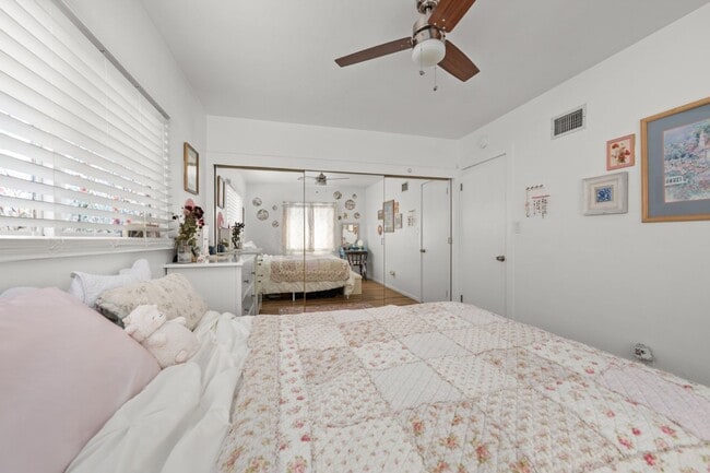 Building Photo - Semi furnished!