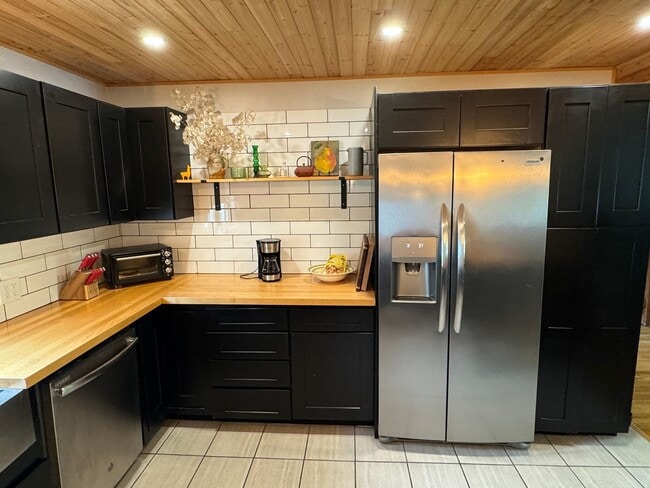 Building Photo - Beautifully Maintained 2 Bedroom Single Fa...
