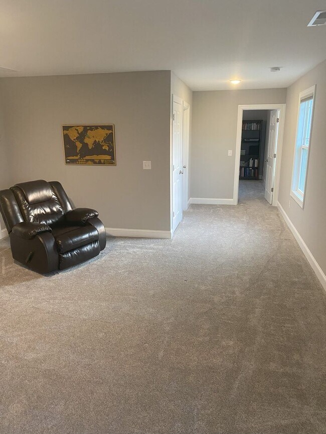 Building Photo - 3 Bed/3 Bath with 2 Bonus Rooms!!!