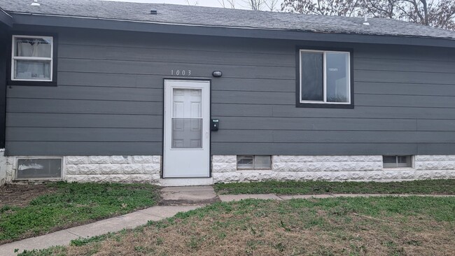 Building Photo - Spacious 3 Bedroom, 2-Bathroom Duplex - Pet Friendly - Section 8 Welcome!