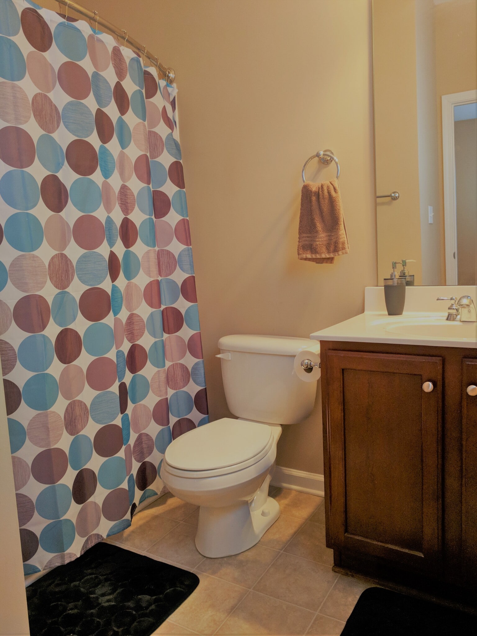 1st floor bathroom - 9792 Wlakers Glen DR NW