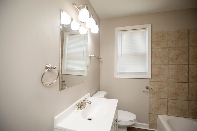 Building Photo - ** 3 Bed 1 Bath located in Forrest Hills *...