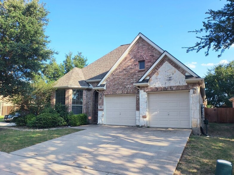 Building Photo - 824 Lake Grove Dr