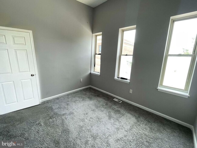 Building Photo - 2533 Woodbrook Ave