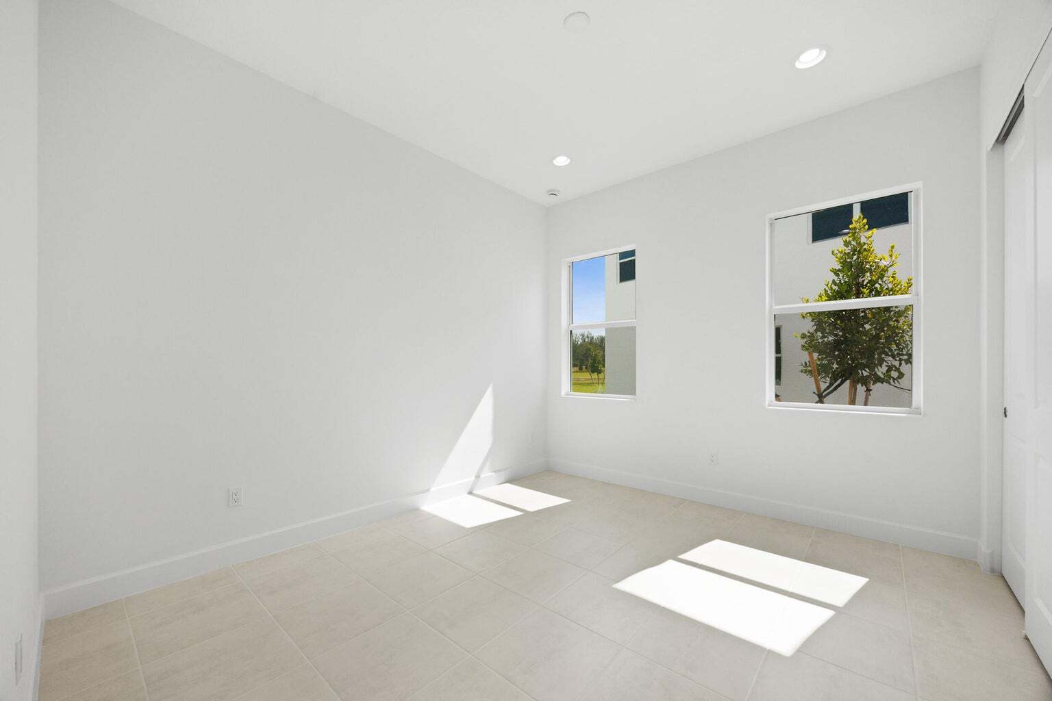 Building Photo - 15144 Wildwood Cir