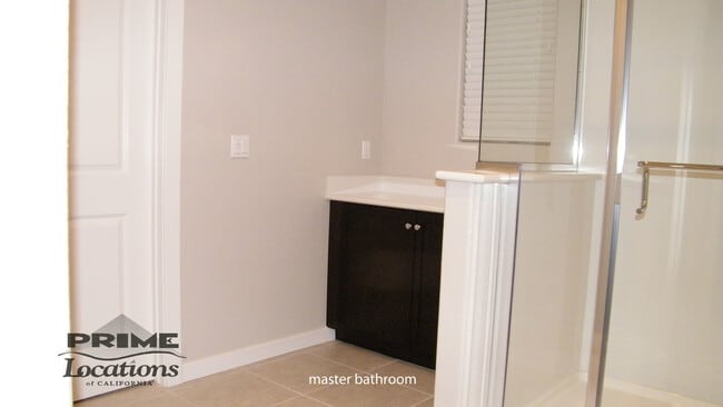 Building Photo - Spacious modern living