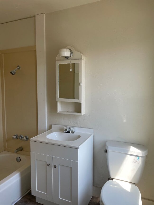 Building Photo - Newly Renovated-1 Bedroom 1 Bath Upstairs ...