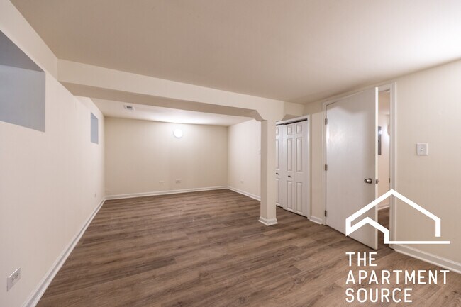 Building Photo - 2835 W Medill Ave