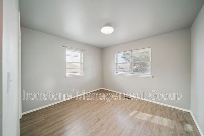 Building Photo - 5822 E 35th St