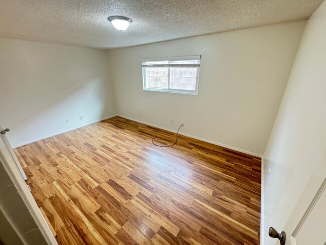 Building Photo - 647 Newport Ave