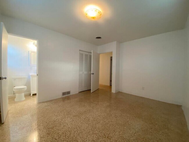 Building Photo - Beautiful 3/2 on Riverside Dr.