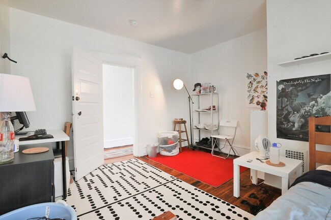 Building Photo - 5 Bedroom Quiet OSU North Campus private home