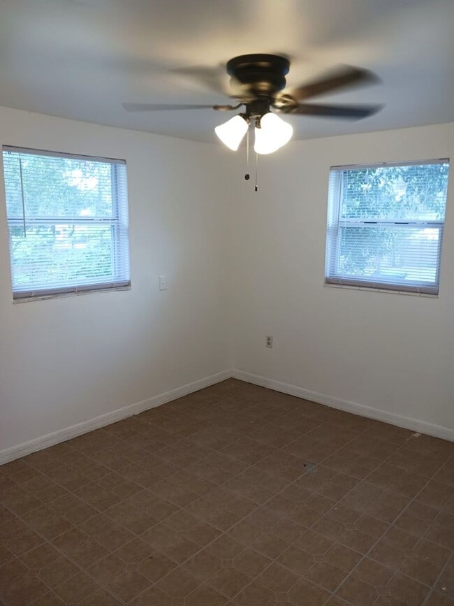 Building Photo - Spacious 3 bedroom / 1 Bath Single Family Home