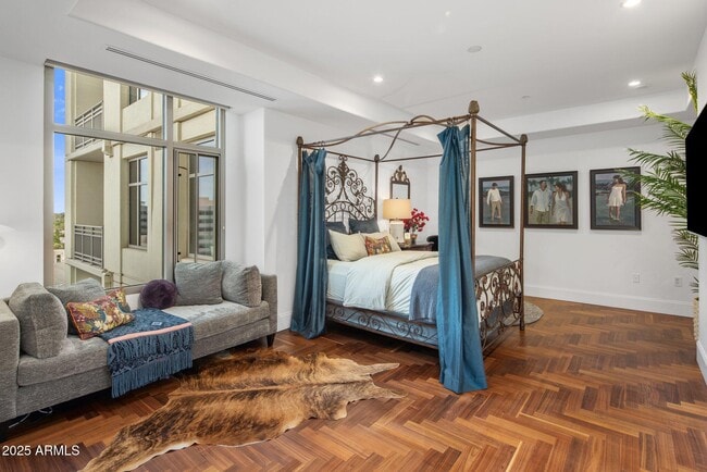 Building Photo - 2211 E Camelback Rd